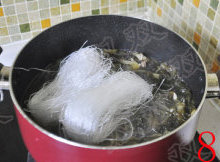 酸菜粉丝鸭肉汤,放入<a style='color:red;display:inline-block;' href='/shicai/ 523'>粉丝</a>,煮3-5分钟