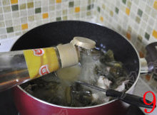 酸菜粉丝鸭肉汤,关火,放入少许盐、淋入<a style='color:red;display:inline-block;' href='/shicai/ 847'>香油</a>搅拌均匀