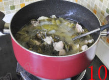 酸菜粉丝鸭肉汤,点缀青红椒出锅即可