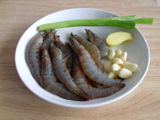 黄酒焖大虾,原料图。<a style='color:red;display:inline-block;' href='/shicai/ 37'>姜</a>蒜切片，<a style='color:red;display:inline-block;' href='/shicai/ 3250'>葱</a>切段