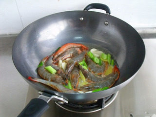 黄酒焖大虾,放入<a style='color:red;display:inline-block;' href='/shicai/ 296'>大虾</a>，炒均匀