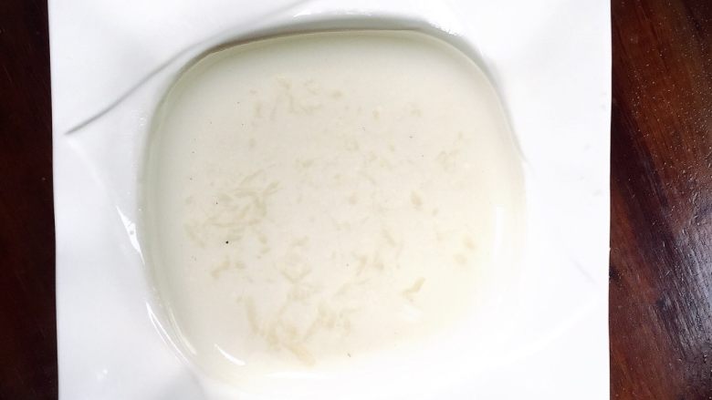 杏仁豆腐,然后加入到杏仁露里稍加热并搅拌均匀,再倒入一个容器中,冷藏二小时即可食用