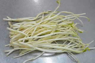 白芹炒肉丝,<a style='color:red;display:inline-block;' href='/shicai/ 2776'>白芹</a>有别于其它各地的水芹和旱芹，其茎基部粗壮、质脆嫩、茎白、叶清香，水分多，为芹中校佼者