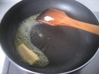 养生核桃,锅中小火化开黄油，取小部分盛入碗中