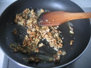 养生核桃,下入核桃肉，加入白糖小火炒香盛出与熟核桃芝麻粉混合