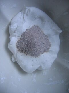 养生核桃,放入黄油和雀巢咖啡拌匀