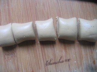 养生核桃,擀成长条切成剂子