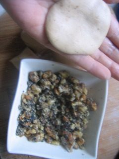 养生核桃,搓成圆球压扁