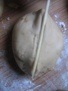 养生核桃,做成核桃状，中间用牙签压一条缝