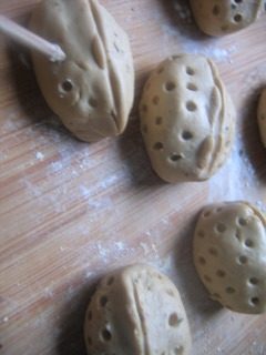 养生核桃,用筷子点一下成小洞