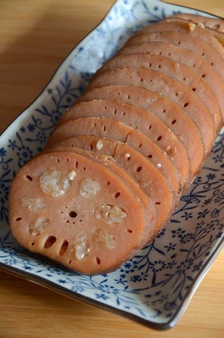 蜜汁藕,等红色显示杆下降,锅内没有压力了,捞出糯米藕切片