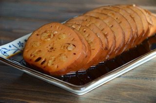 蜜汁藕,大火煮开汤汁,边煮边搅拌,煮至粘稠。将煮好的汁淋在糯米藕上即可