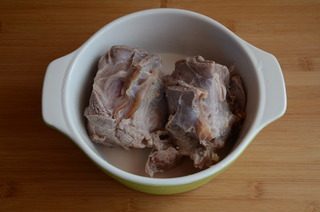 卤牛肉,锅中加凉水，放入牛肉，煮开后再煮5分钟，捞出冲洗掉浮沫