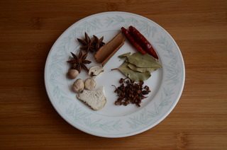 卤牛肉,把花椒，八角，桂皮，香叶，山奈，草寇，白芷，干红辣椒，装入调料盒