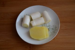 卤牛肉,<a style='color:red;display:inline-block;' href='/shicai/ 3250'>葱</a>切段，<a style='color:red;display:inline-block;' href='/shicai/ 37'>姜</a>切片