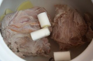 卤牛肉,砂锅中加足量水，放入牛肉，姜片，葱段和调料盒，煮开