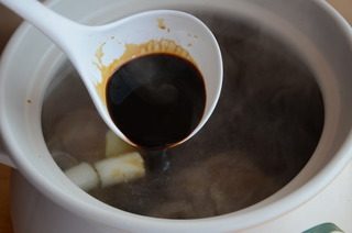 卤牛肉,加料酒，老抽煮开后撇掉浮沫，撒几颗冰糖，转小火煮1.5个小时，加盐调味，接着煮30分钟左右至筷子扎透牛肉
