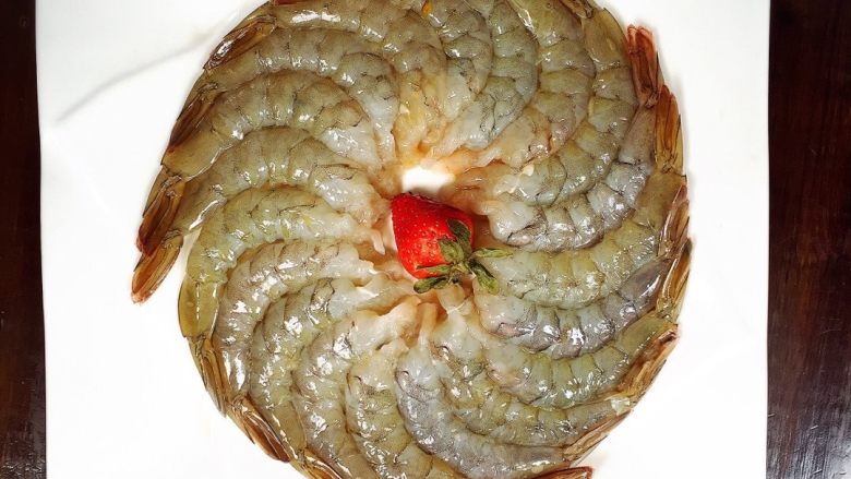 胡椒蒜香虾,剥虾壳，留虾尾壳，开虾背备用
