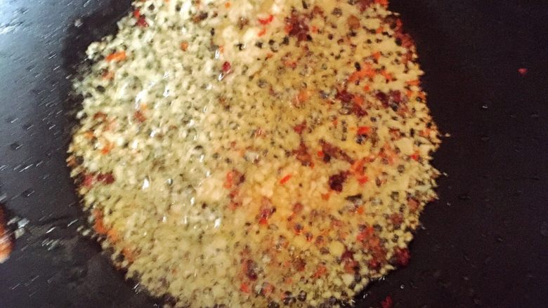 胡椒蒜香虾,热锅起油，下<a style='color:red;display:inline-block;' href='/shicai/ 6559'>蒜蓉</a><a style='color:red;display:inline-block;' href='/shicai/ 134400'>胡椒粒</a>，至<a style='color:red;display:inline-block;' href='/shicai/ 6559'>蒜蓉</a>变金黄色