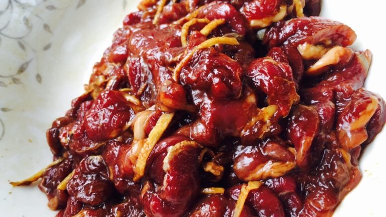 葱爆羊肉,<a style='color:red;display:inline-block;' href='/shicai/ 329'>羊肉</a>洗净切薄片，用除了蒜片的调味料混合腌制30分钟.