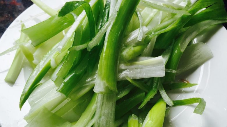 葱爆羊肉,大葱洗净切丝.