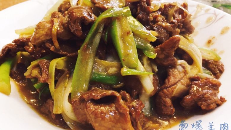 葱爆羊肉,大火烧热锅倒油，倒入羊肉爆炒至肉变色，放入大葱和蒜片炒20秒左右.关火，加点盐调味即可.