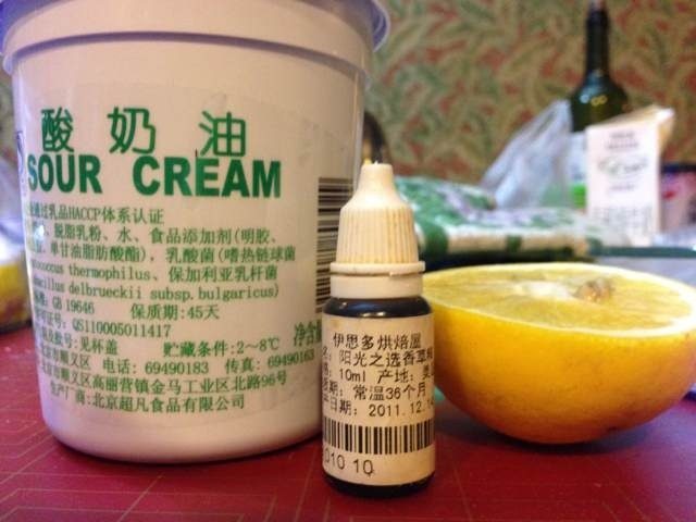 柠檬芝士蛋糕,要用橡皮刮刀拌,由于有鸡蛋和砂糖,搅出一些小小泡沫,赶紧停了,看来真的不能省事;