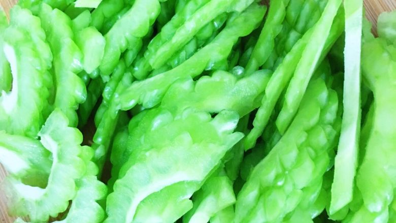 凉拌苦瓜,切薄片