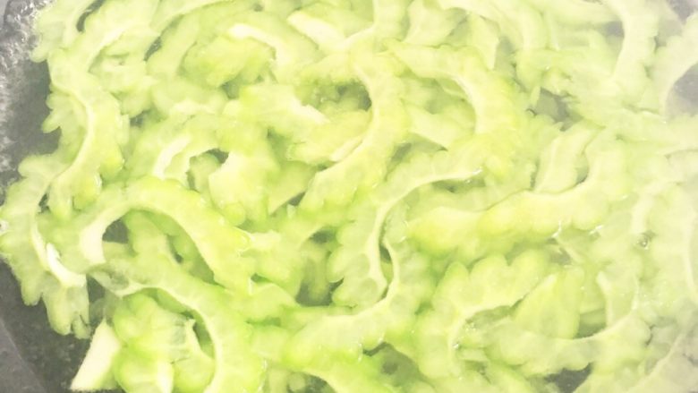 凉拌苦瓜,开水焯一分钟后马上放冷水中浸泡，捞出挤干水份装盘，上面放红椒丝，<a style='color:red;display:inline-block;' href='/shicai/ 3250'>葱</a>丝。