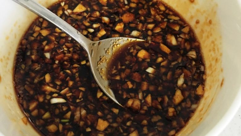 凉拌苦瓜,<a style='color:red;display:inline-block;' href='/shicai/ 692'>酱油</a>，糖，醋，蒜末，香油，调成酸甜汁淋上即可。