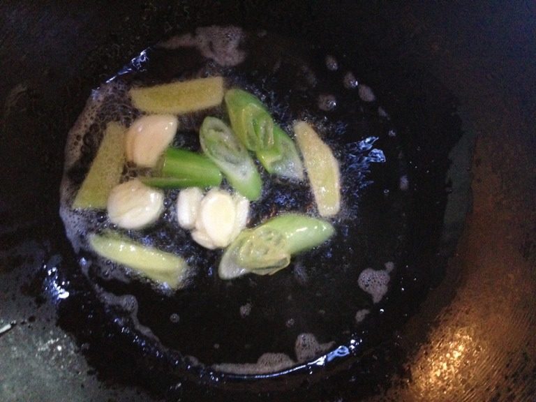 夫妻鸡蛋糕,锅内烧一勺油，葱姜蒜炒制变色捞出。