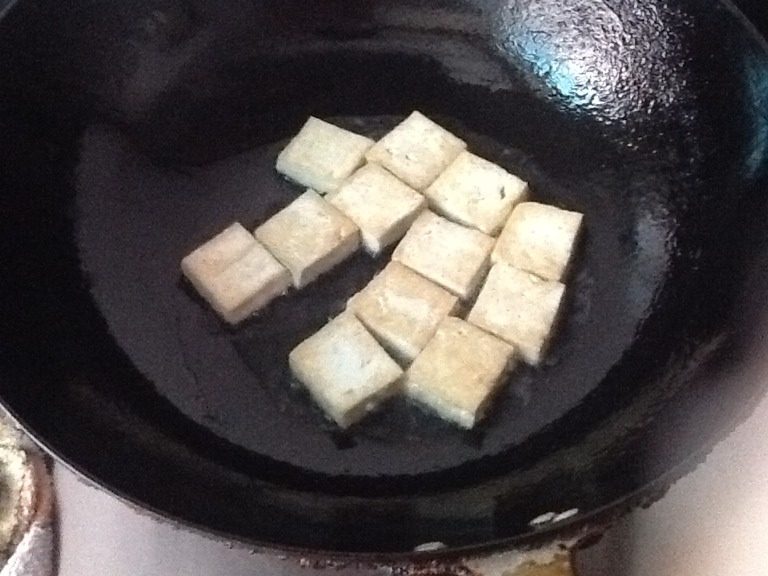 黄豆芽烧豆腐,豆腐切小方块,用油煎成两面黄