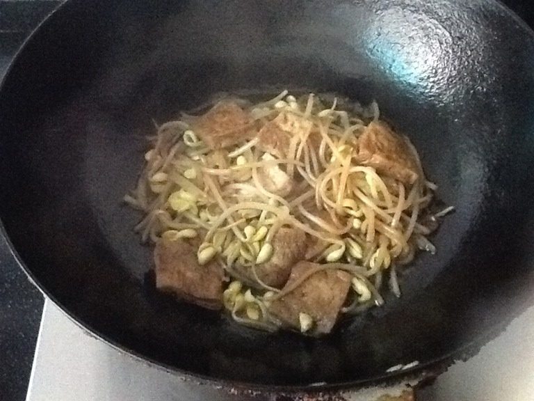 黄豆芽烧豆腐,盖锅盖,小火焖至水干,即可