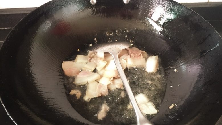 干锅有机花菜,锅内倒油,把五花肉煸炒出香味,最好多煸一下,肉就不会那么油腻!