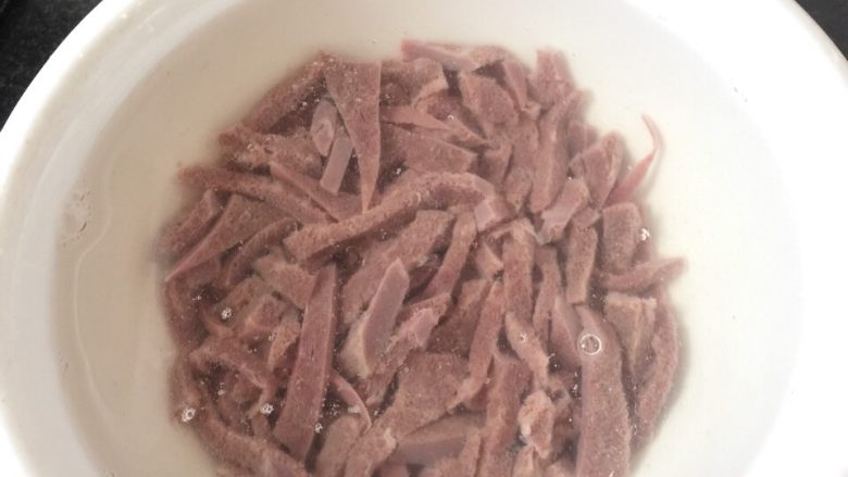 番茄猪肝汤,泡好后,切片或切条再用清水反复冲洗,这样吃起来才放心。所以清洗猪肝的过程一定不能马虎!