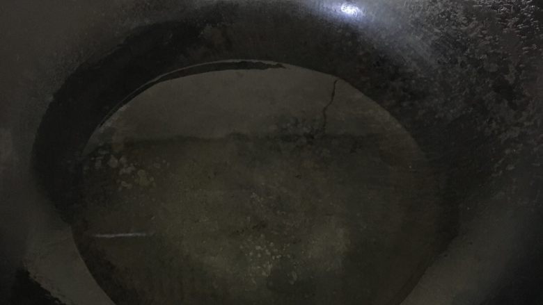 香辣豆腐干 附送私家秘制辣椒油,锅放少许底油烧热 大概40g。