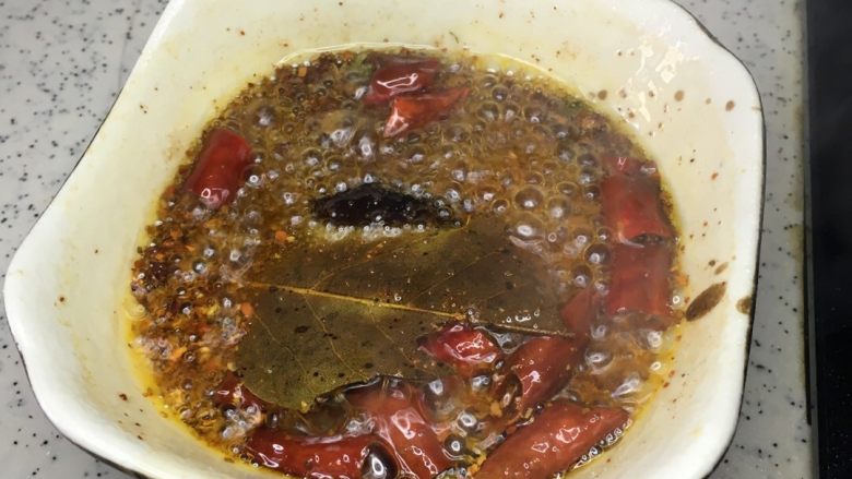 香辣豆腐干 附送私家秘制辣椒油,把除了豆腐 盐 <a style='color:red;display:inline-block;' href='/shicai/ 756'>鸡精</a>以外的所有材料放到一个小碗。将烧开的底油浇上去。