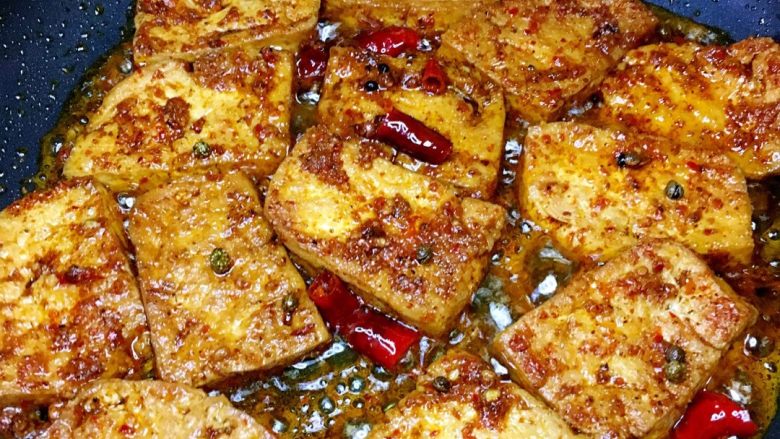 香辣豆腐干 附送私家秘制辣椒油,煮5分钟之后 放盐和鸡精 大火收汁。👌 一份香喷喷的香辣豆腐完成了