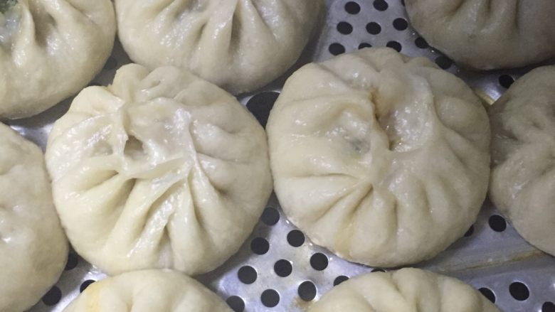 猪肉虾干韭菜饺子,大火蒸10分钟后关火、继续盖盖子焖5分钟再开锅、配制自己喜欢的酱料就可以开吃啦、满口的虾干香味很鲜啊!