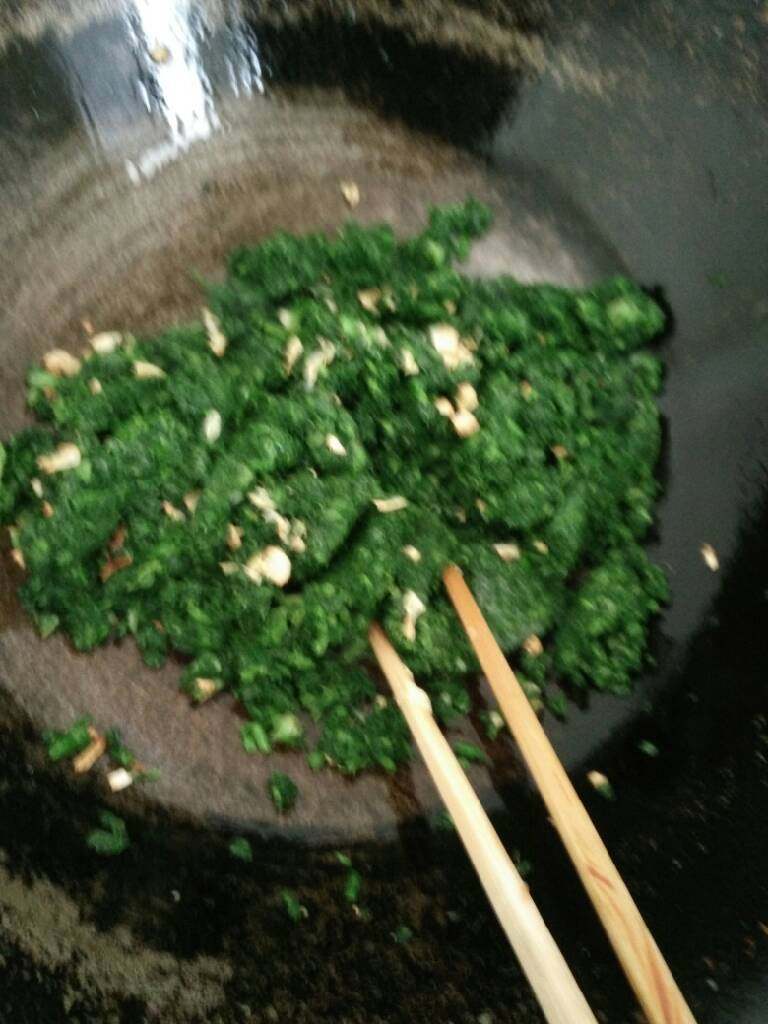 叽菜菜饺,放入操好的叽叽菜炒香,放盐,十三香,饺子料,味精