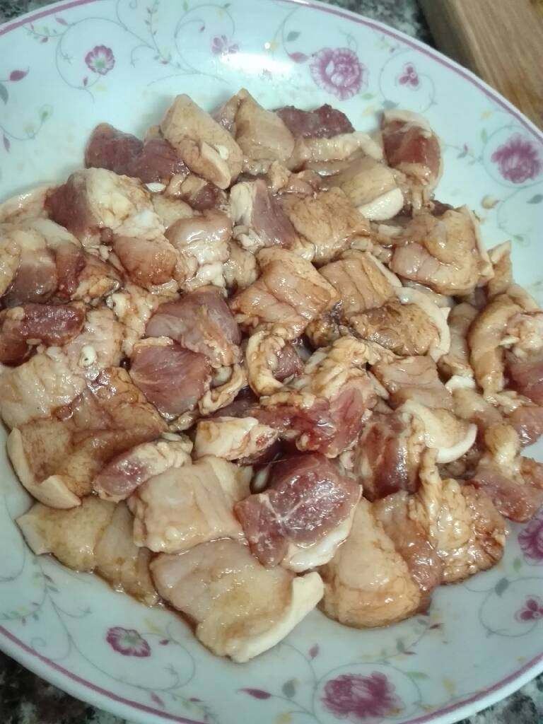 五花肉炒青椒,醃製十五分鐘