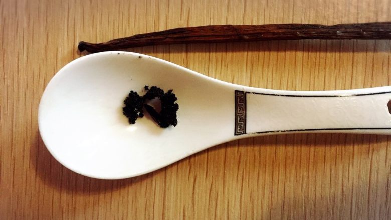 意式甜品-Panna cotta 鲜果奶冻,接着刮出<a style='color:red;display:inline-block;' href='/shicai/ 3683'>香草</a>籽备用