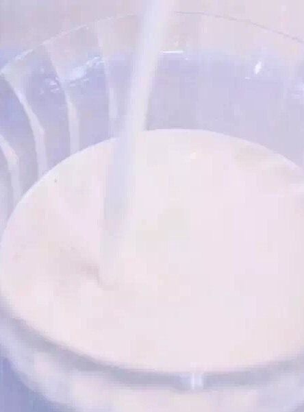 意式甜品-Panna cotta 鲜果奶冻,将奶油倒入合适容器,放入冰箱冷藏一两个小时