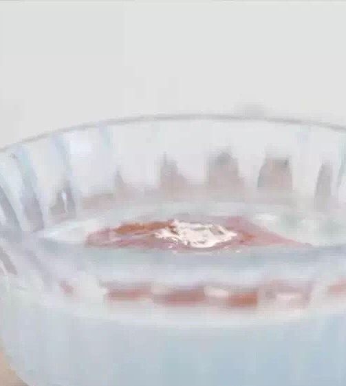 意式甜品-Panna cotta 鲜果奶冻,从冰箱取出已凝固成形的奶冻,加入之前做好的草莓酱。
