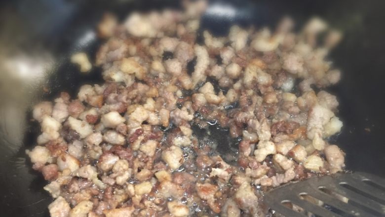 清爽杂酱拌面,热锅下五花肉,煎至泛黄,把多余的油倒出