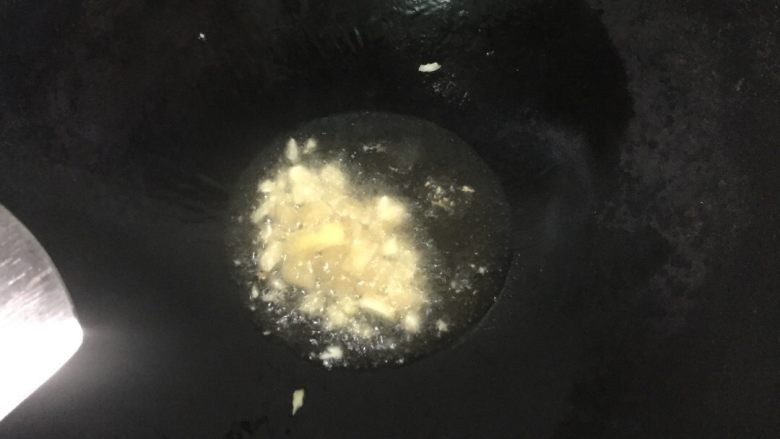 五花肉焖芋头,油六分热下蒜头爆香
