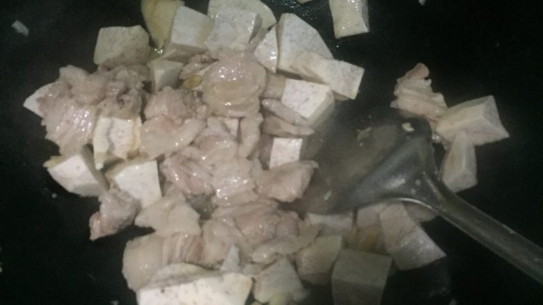 五花肉焖芋头,肉变颜色放芋头