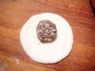 香甜核桃豆沙卷,把面擀开,放入核桃豆沙馅