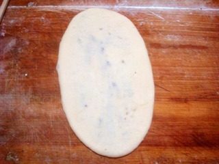 香甜核桃豆沙卷,按扁,用擀面杖擀成片