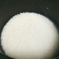 腊肠牛肝菌炊饭,<a style='color:red;display:inline-block;' href='/shicai/ 492'>大米</a>淘洗干净,放入平时煮饭量的水泡着